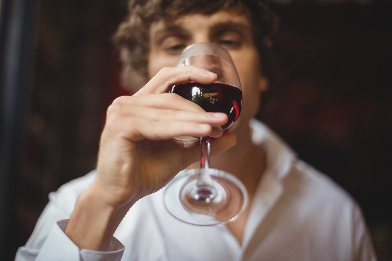 hombre tomando una copa de vino tinto 1