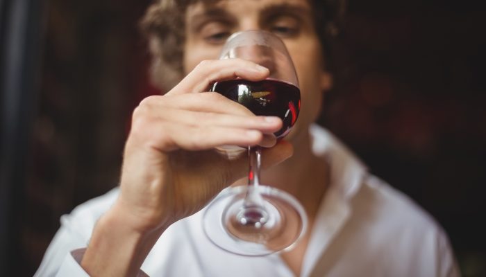 hombre-tomando-una-copa-de-vino-tinto 1